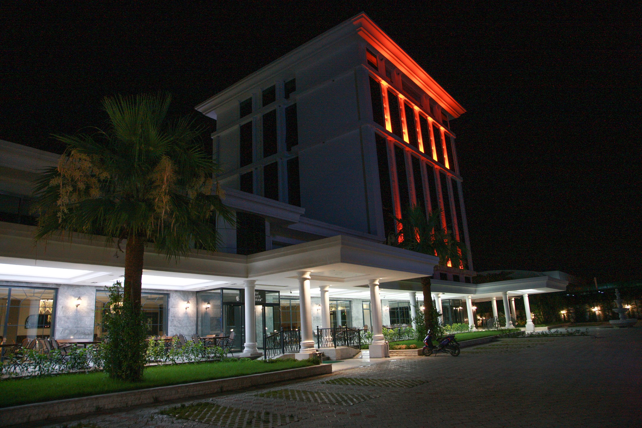 Aymira Hotel Gece Görünümü