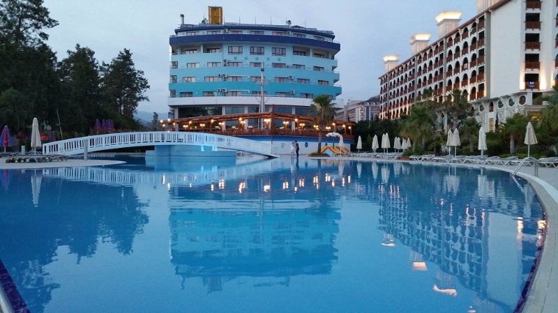 Bera Alanya Hotel Havuzdan Otel Görünümü