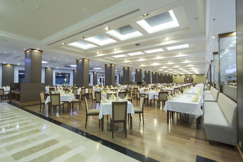 Korel Termal Hotel Kapalı Restaurantı Masalar