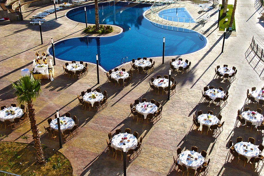 Sky Tower Hotel Bahçe Masalar