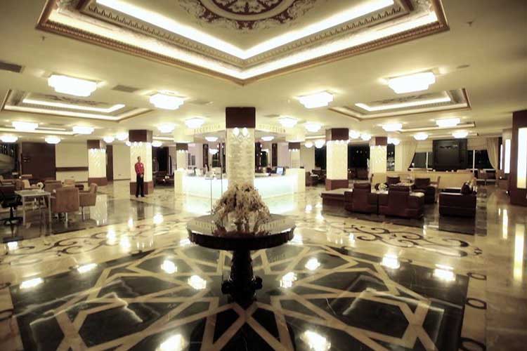 Sky Tower Hotel Lobi